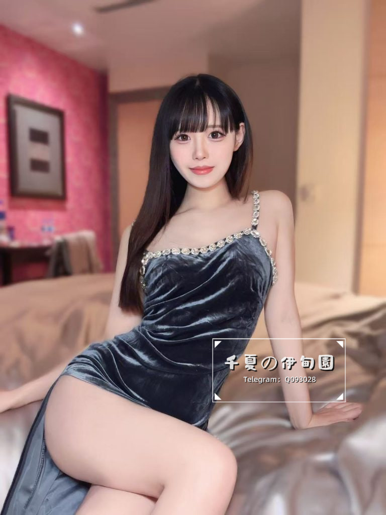 普段は撮影モデルのバイトをしているスレンダー美女